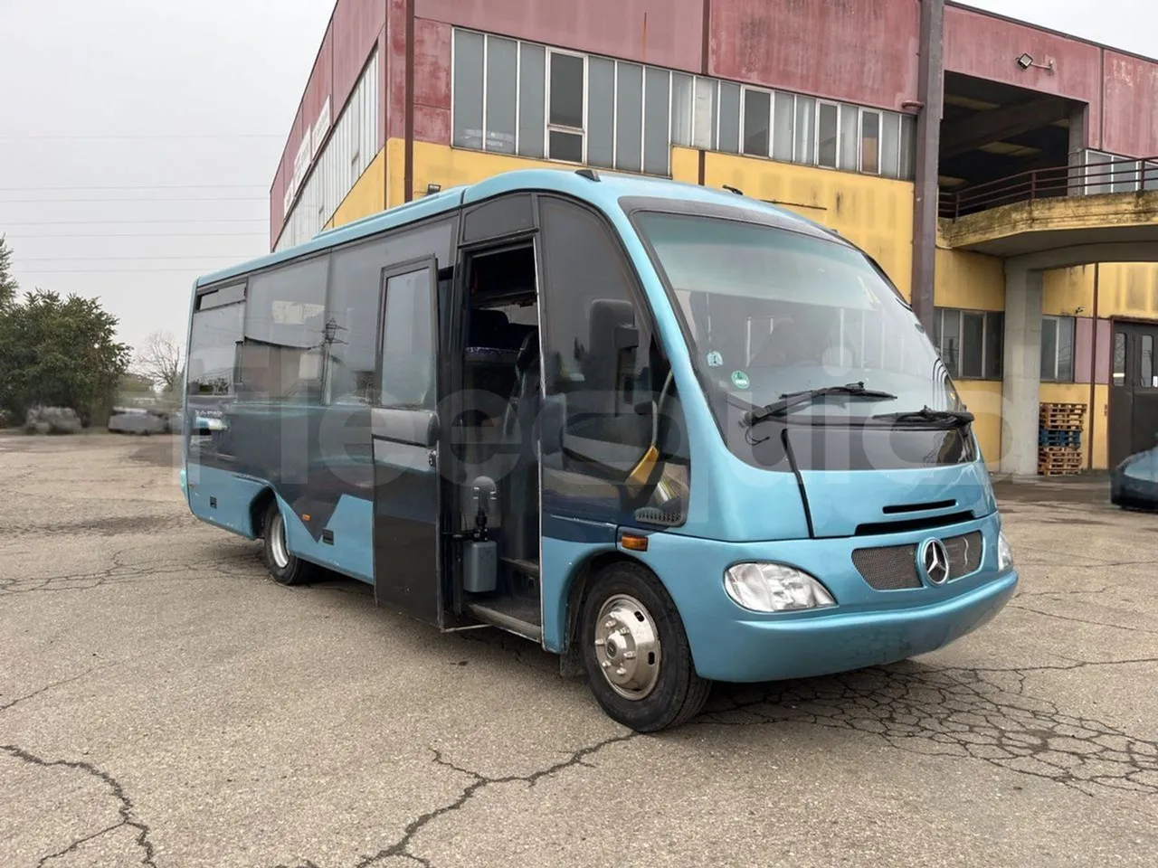 Mercedes-Benz Beluga 815 -EUR3 -110kW -7.64m - 3/4 right front doors open