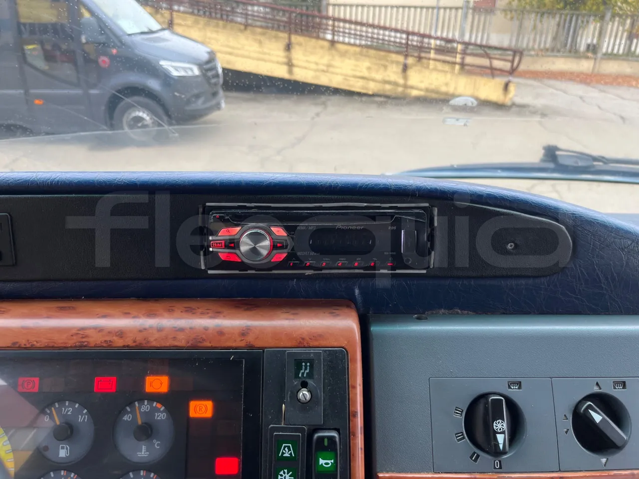 Mercedes-Benz Beluga 815 -EUR3 -110kW -7.64m - radio accessories photo