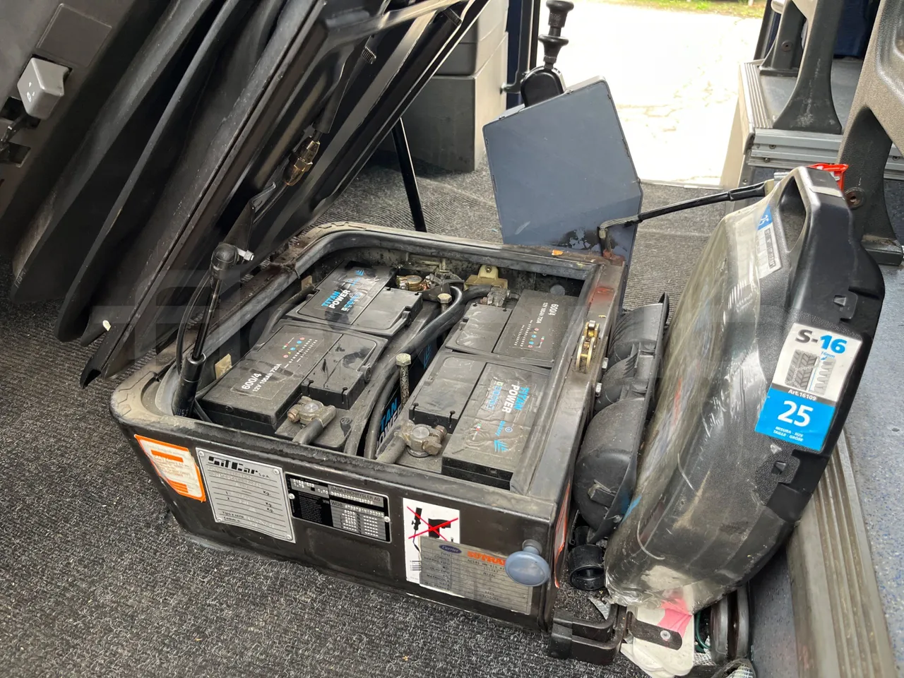 Mercedes-Benz Beluga 815 -EUR3 -110kW -7.64m - external compartments photo