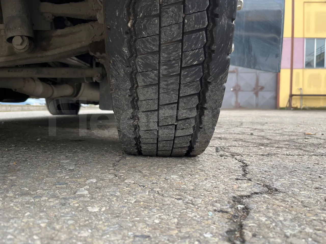 Mercedes-Benz Beluga 815 -EUR3 -110kW -7.64m - tread condition front tires left