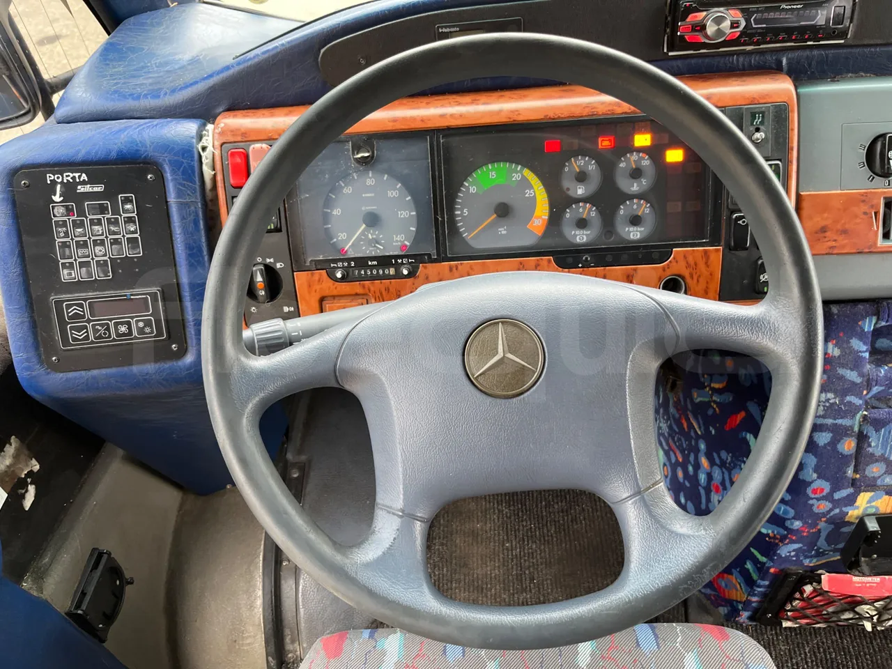 Mercedes-Benz Beluga 815 -EUR3 -110kW -7.64m - steering wheel photo