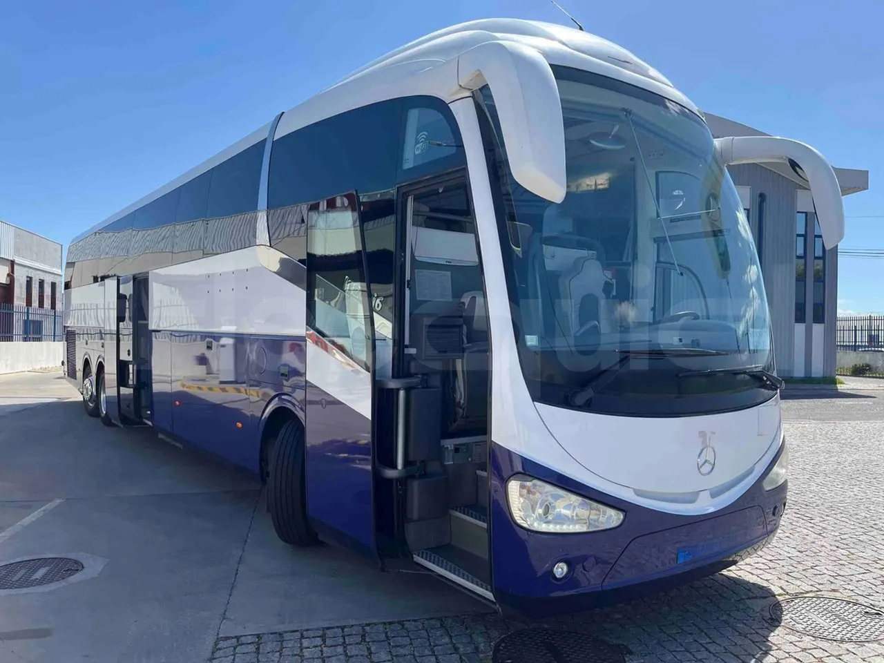 Mercedes-Benz OC 500 RF 	HTAE06-A4GC10 - Euro4 - 260kW - 12.975mt - 3/4 right front doors open