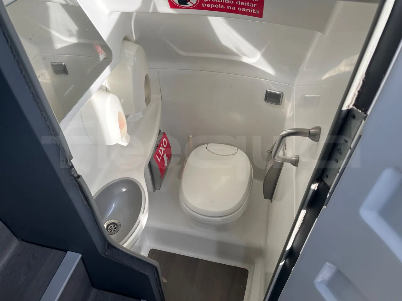 Mercedes-Benz OC 500 RF 	HTAE06-A4GC10 - Euro4 - 260kW - 12.975mt - toilette accessories photo