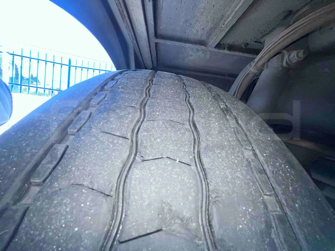 Mercedes-Benz OC 500 RF 	HTAE06-A4GC10 - Euro4 - 260kW - 12.975mt - tread condition front tires right