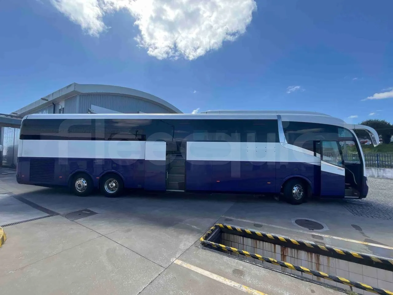 Mercedes-Benz OC 500 RF 	HTAE06-A4GC10 - Euro4 - 260kW - 12.975mt - right side doors open