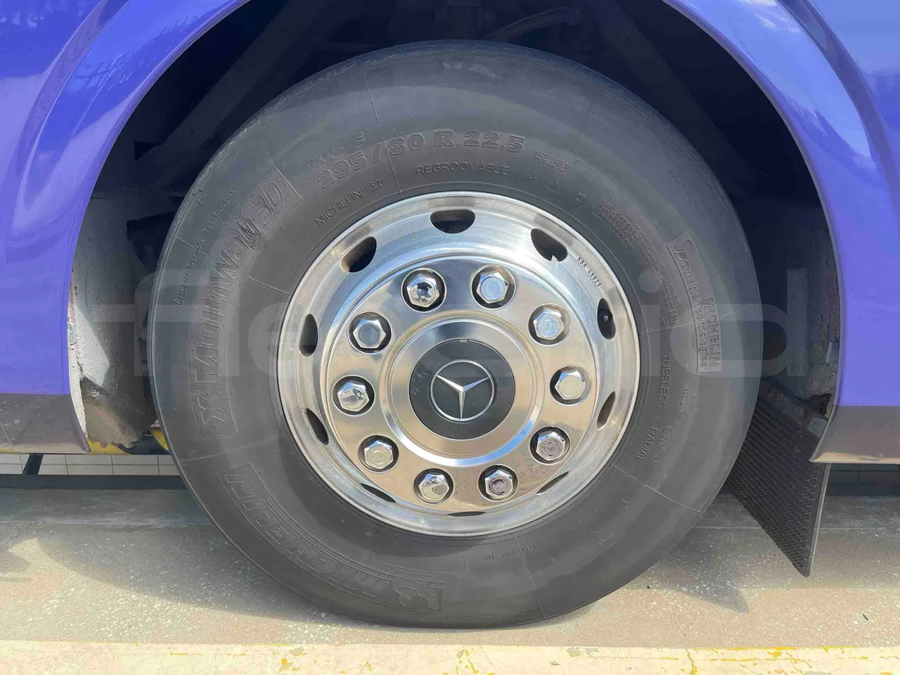 Mercedes-Benz OC 500 RF 	HTAE06-A4GC10 - Euro4 - 260kW - 12.975mt - front left tire measurements