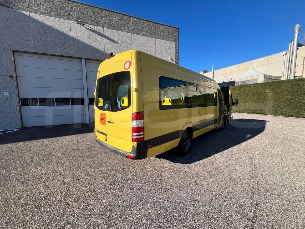 Mercedes-Benz Sprinter 906BB50 - Euro6 - 140kW - 7.361mt - 3/4 right rear doors open