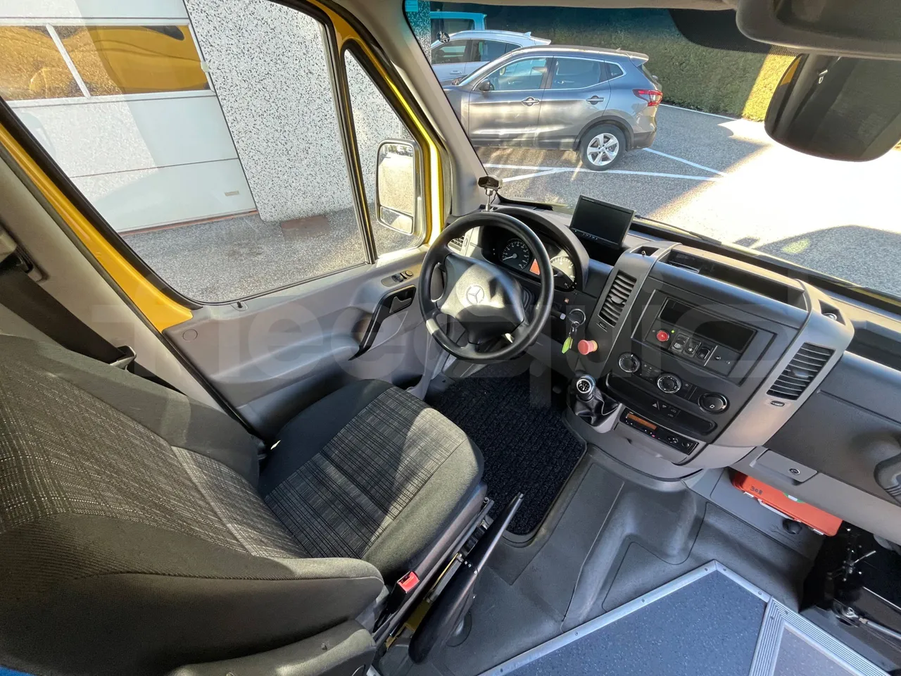 Mercedes-Benz Sprinter 906BB50 - Euro6 - 140kW - 7.361mt - buttons panels on