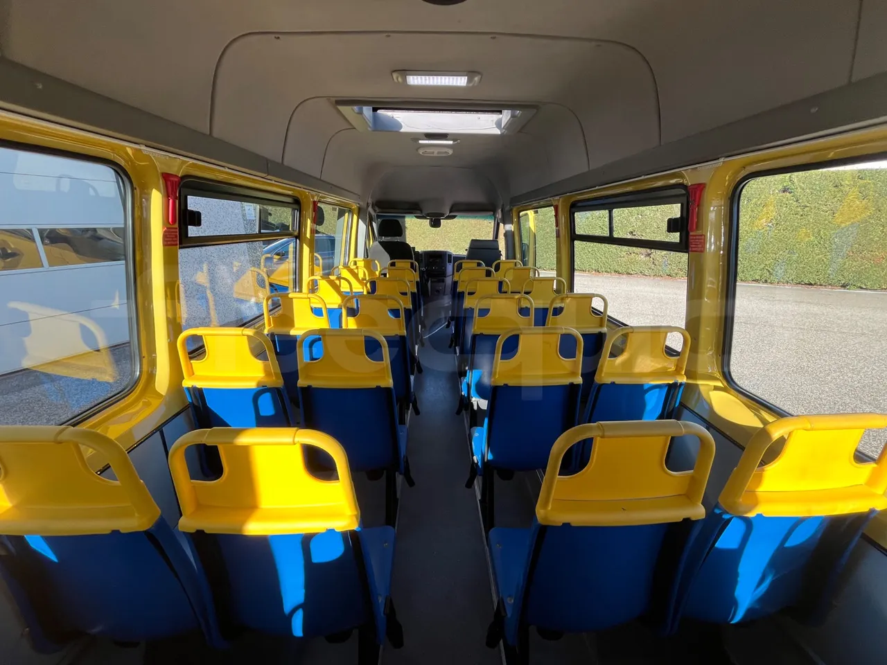 Mercedes-Benz Sprinter 906BB50 - Euro6 - 140kW - 7.361mt - forward view middle aisle