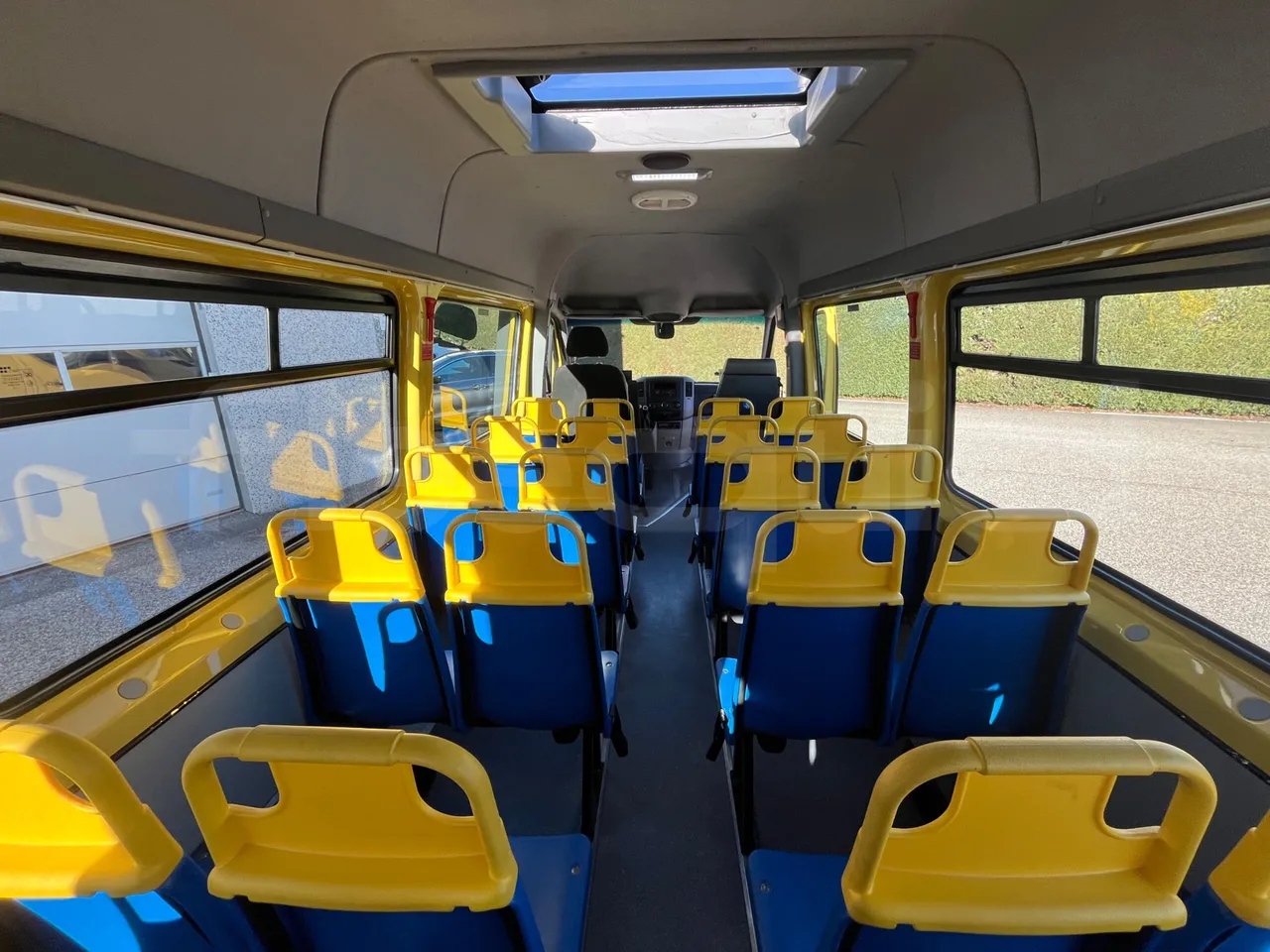 Mercedes-Benz Sprinter 906BB50 - Euro6 - 140kW - 7.361mt - forward view all seats last row height