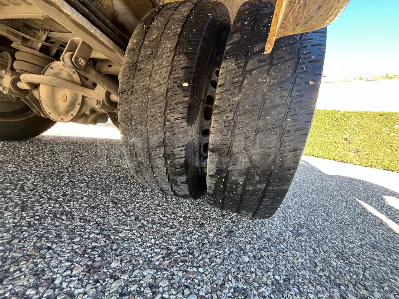 Mercedes-Benz Sprinter 906BB50 - Euro6 - 140kW - 7.361mt - tread condition front tires left