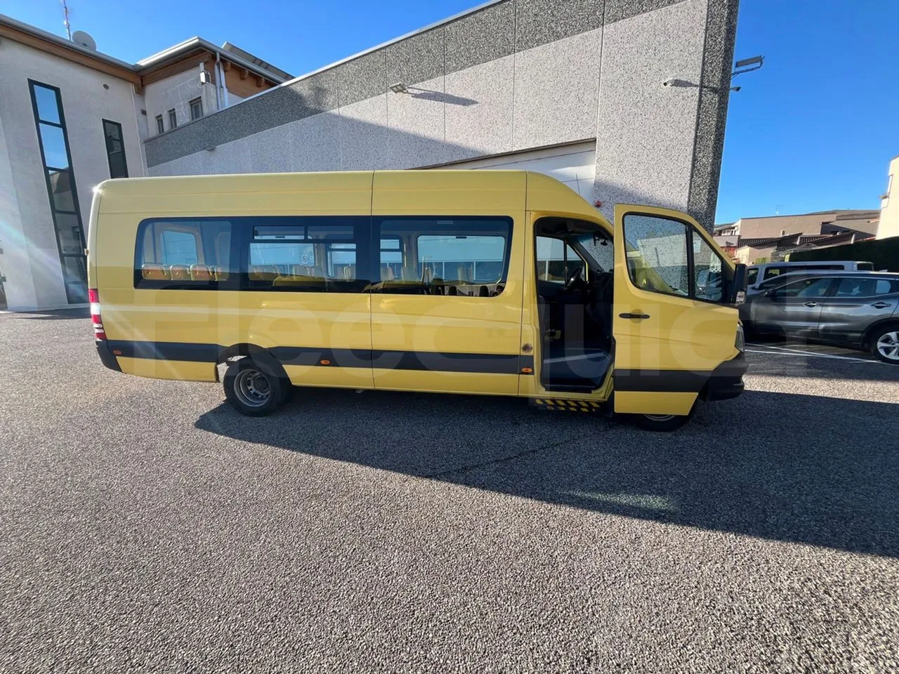 Mercedes-Benz Sprinter 906BB50 - Euro6 - 140kW - 7.361mt - right side doors open