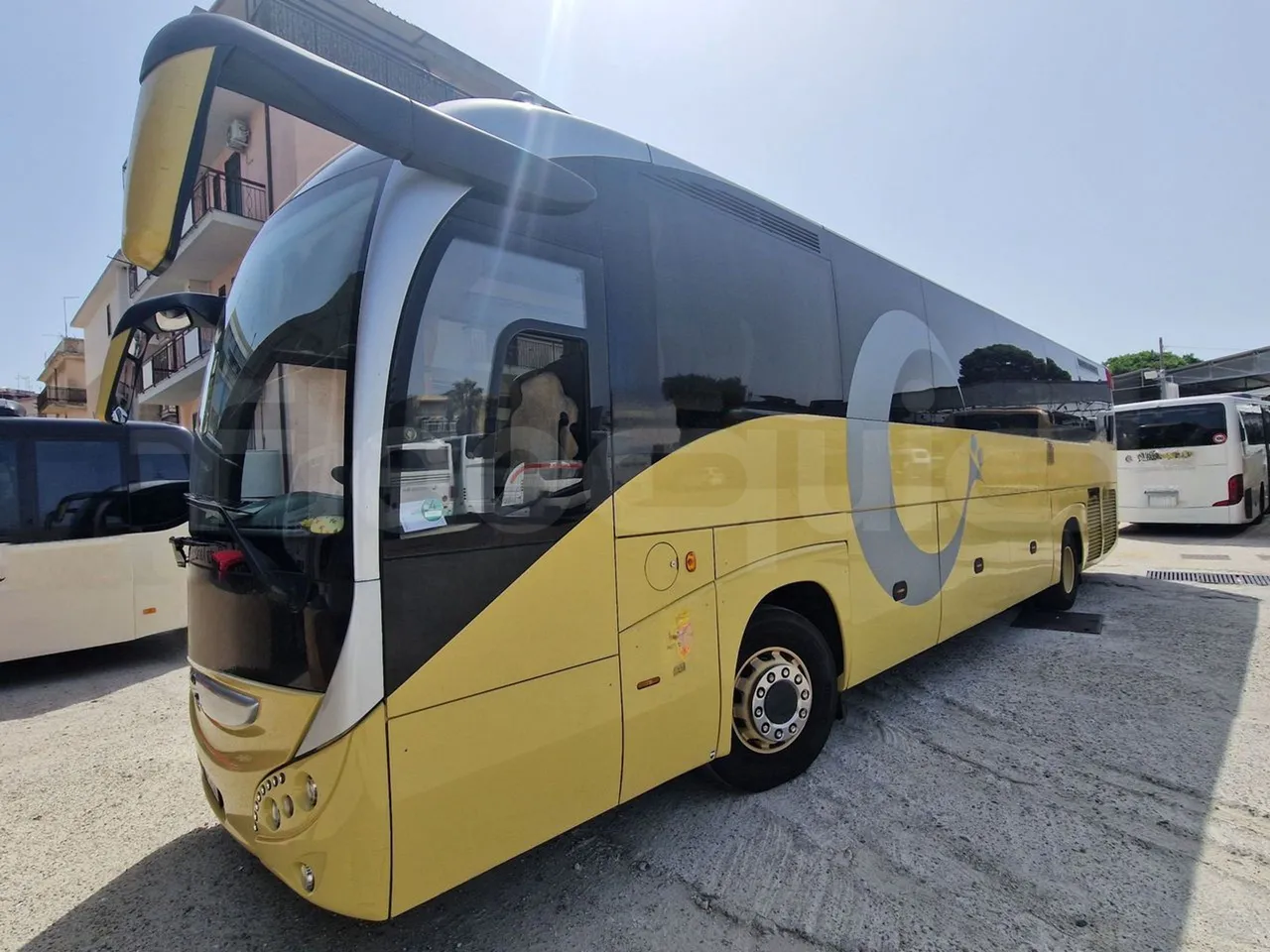 Iveco Magelys SFR210 - EUR5/279Kw/12.254Mt - 3/4 front left (mandatory for bus to scrap)