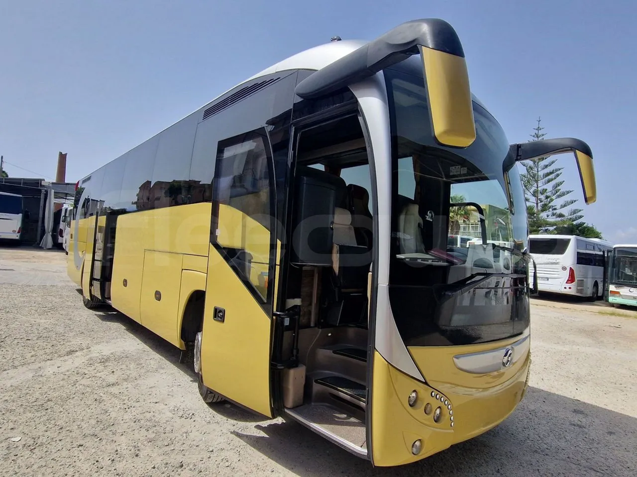 Iveco Magelys SFR210 - EUR5/279Kw/12.254Mt - 3/4 right front doors open