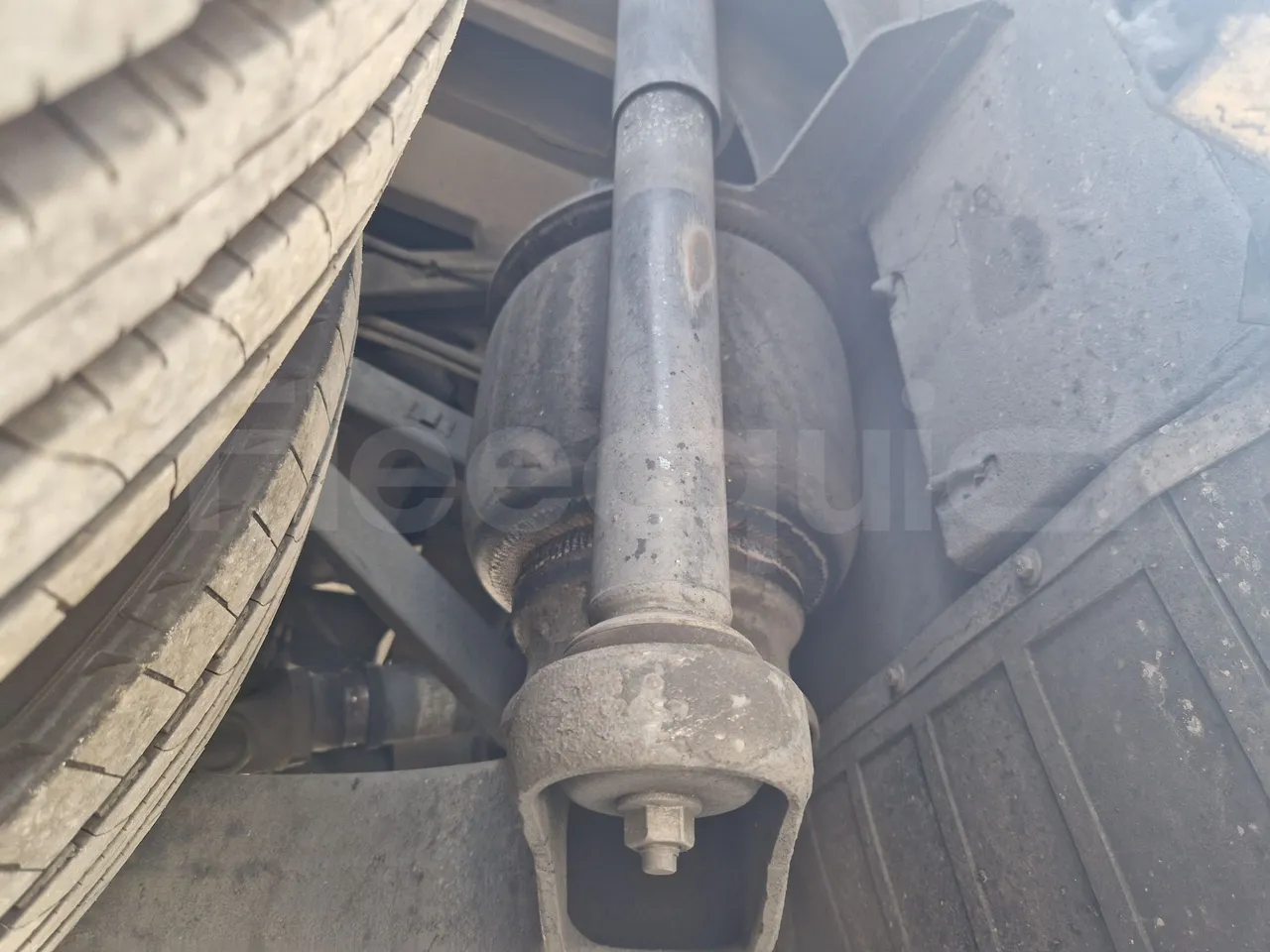 Iveco Magelys SFR210 - EUR5/279Kw/12.254Mt - axel 2 air springs 1 left