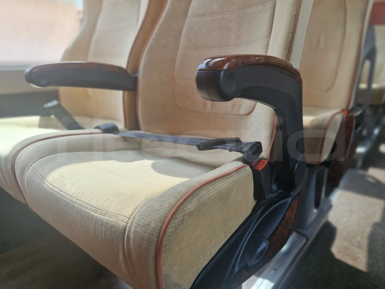 Iveco Magelys SFR210 - EUR5/279Kw/12.254Mt - armrest detail photo