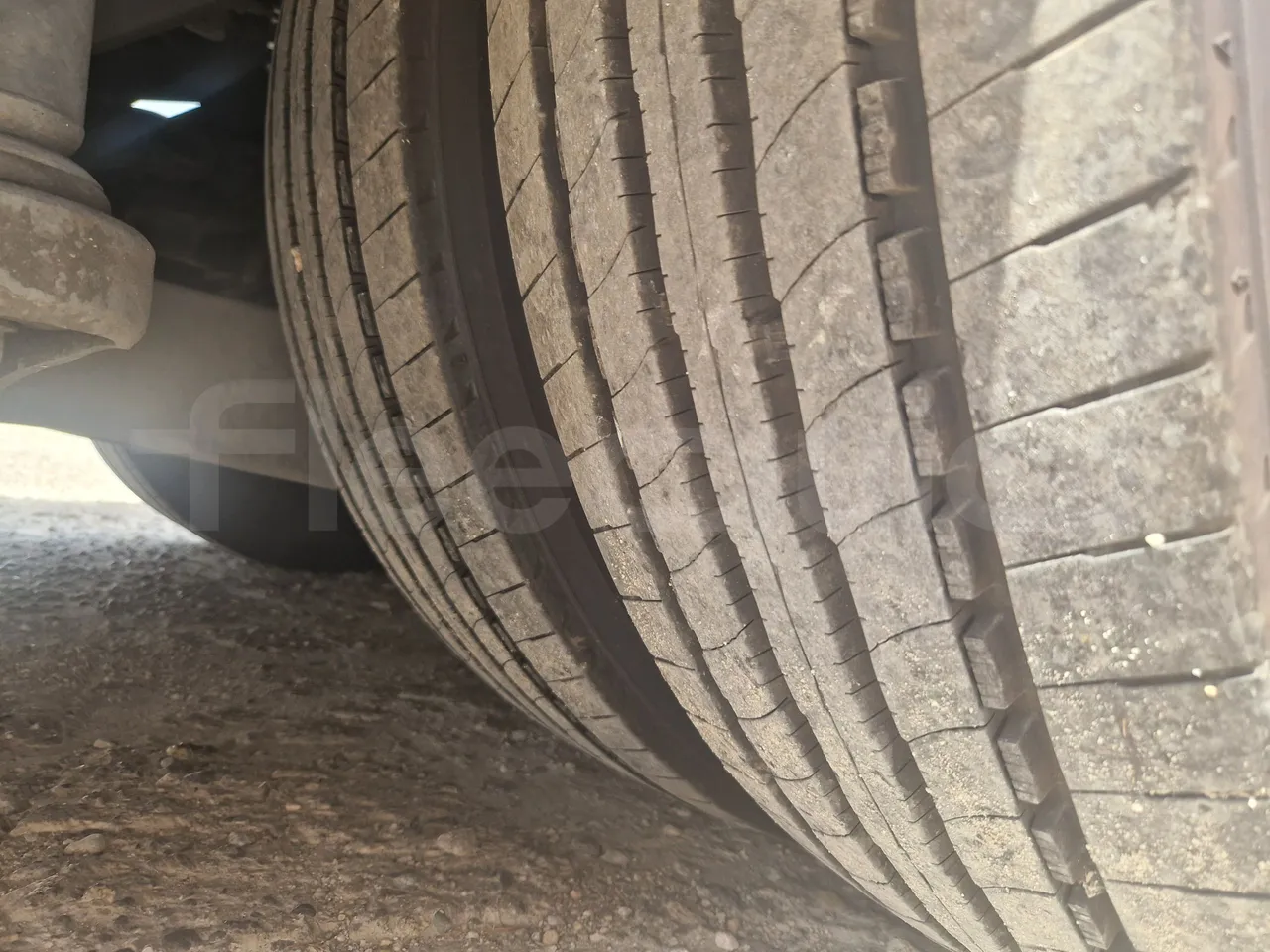Iveco Magelys SFR210 - EUR5/279Kw/12.254Mt - tread condition front tires left