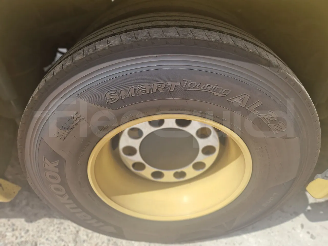 Iveco Magelys SFR210 - EUR5/279Kw/12.254Mt - tread condition second axle tires right