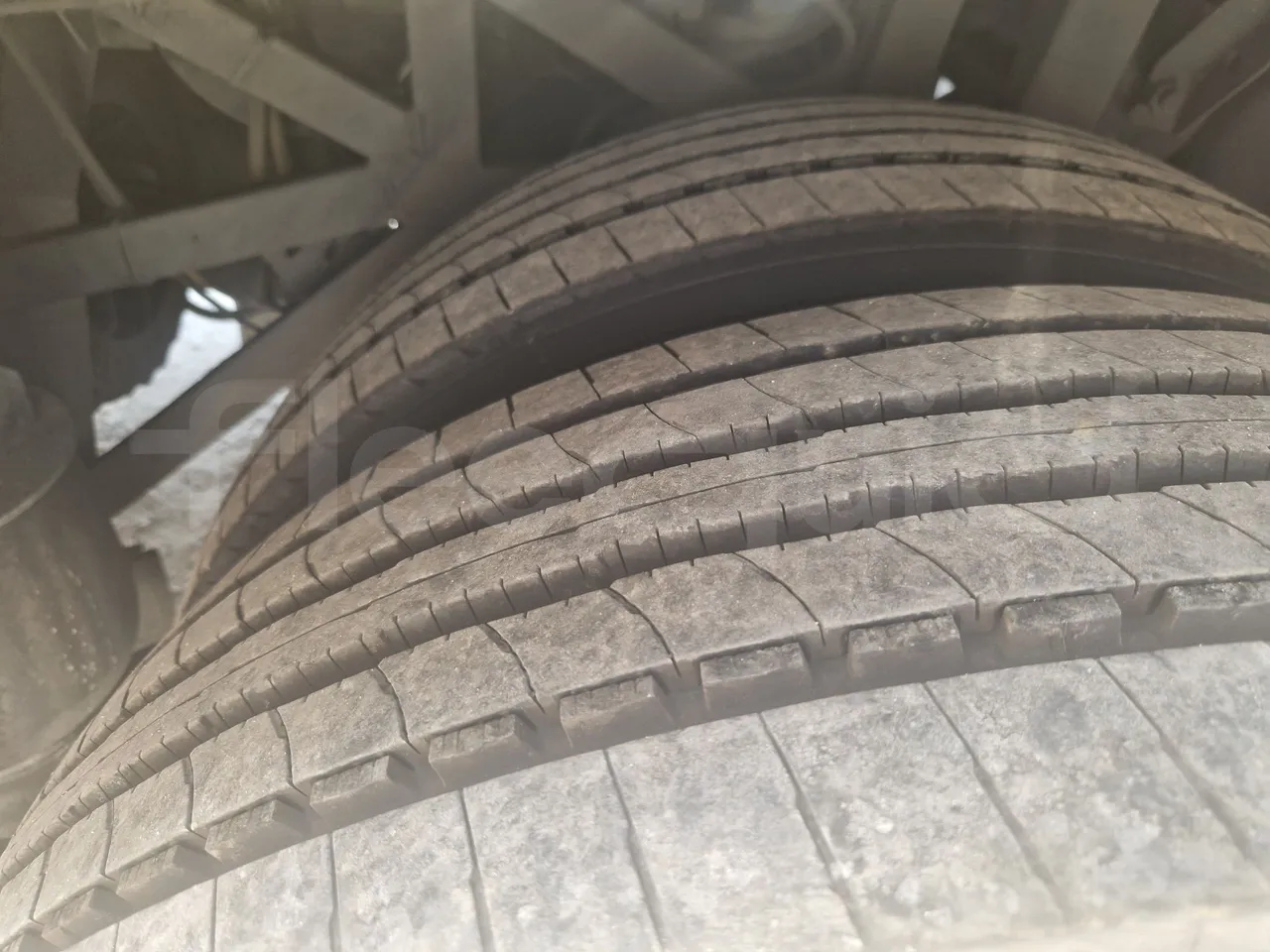 Iveco Magelys SFR210 - EUR5/279Kw/12.254Mt - tread condition third axle tires left