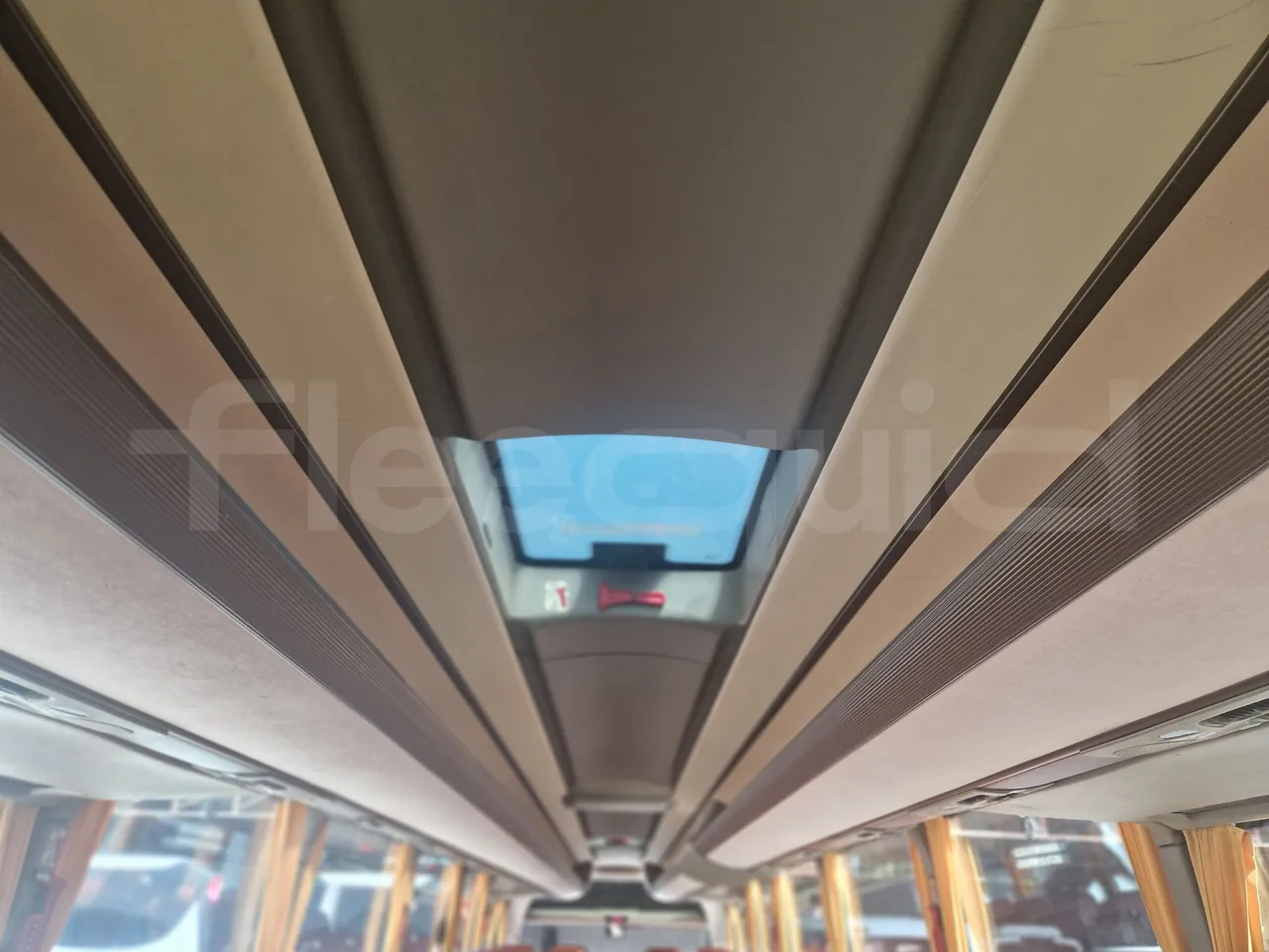 Iveco Magelys SFR210 - EUR5/279Kw/12.254Mt - overhead compartments photo