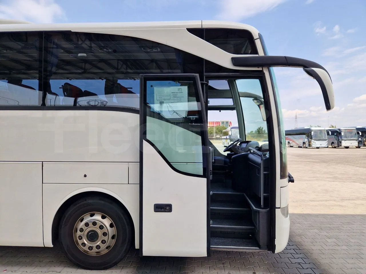Mercedes-Benz Tourismo RHD / Euro 6 - 290 Kw - 12,140 Mt - front door 1 open