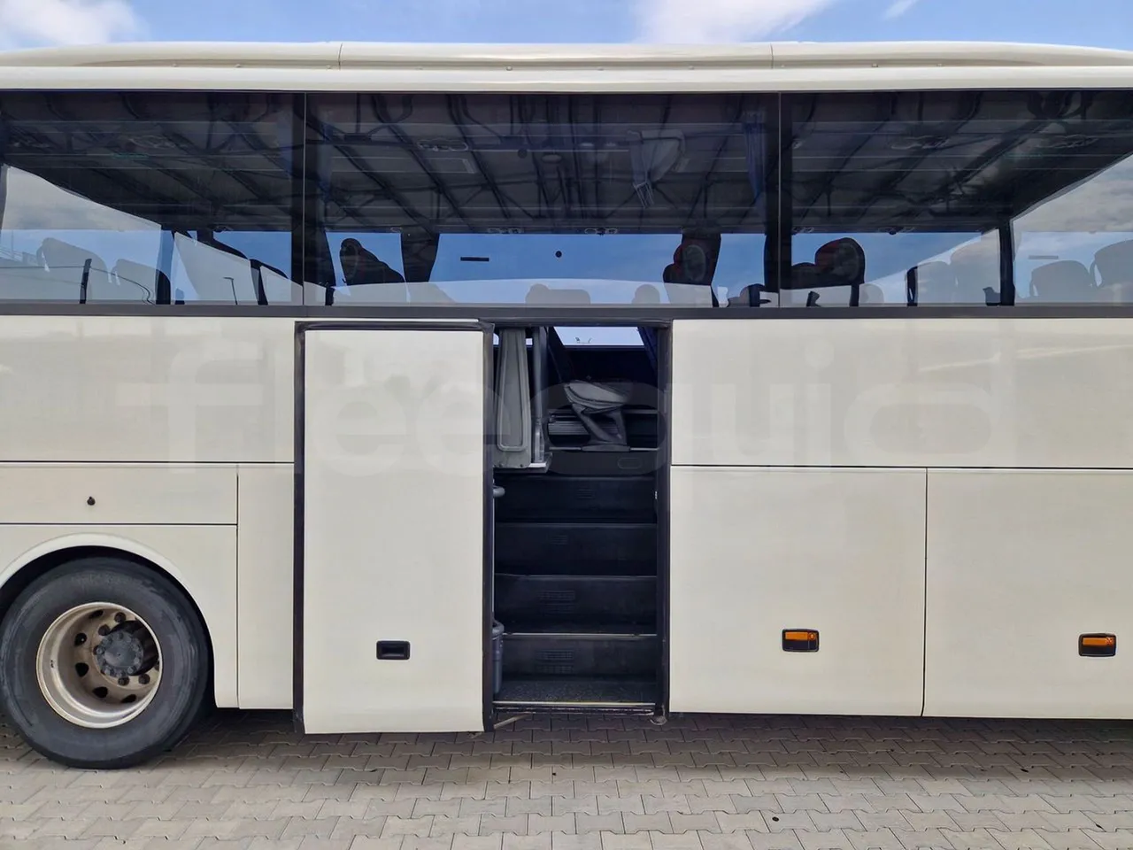 Mercedes-Benz Tourismo RHD / Euro 6 - 290 Kw - 12,140 Mt - front door 2 open