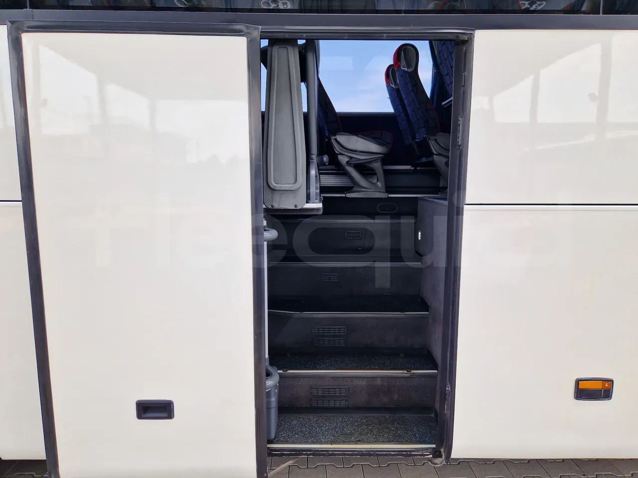 Mercedes-Benz Tourismo RHD / Euro 6 - 290 Kw - 12,140 Mt - front door 3 open (mandatory for bus to scrap)