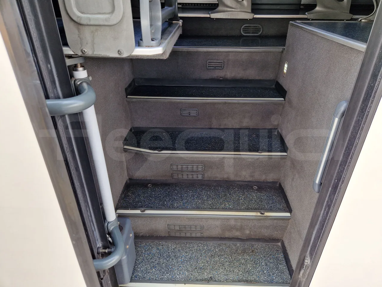 Mercedes-Benz Tourismo RHD / Euro 6 - 290 Kw - 12,140 Mt - jack and driver keys