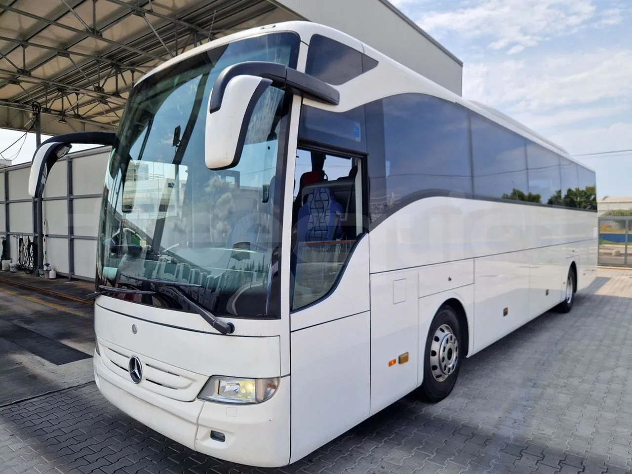 Mercedes-Benz Tourismo RHD / Euro 6 - 290 Kw - 12,140 Mt - 3/4 front left (mandatory for bus to scrap)