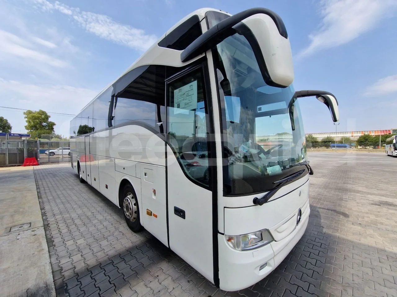 Mercedes-Benz Tourismo RHD / Euro 6 - 290 Kw - 12,140 Mt - 3/4 front right doors (mandatory for bus to scrap)