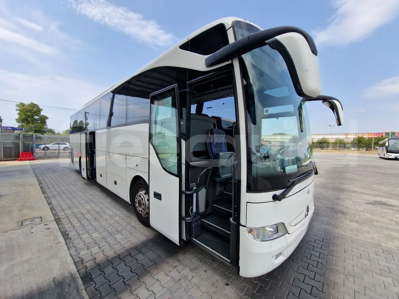Mercedes-Benz Tourismo RHD / Euro 6 - 290 Kw - 12,140 Mt - 3/4 right front doors open