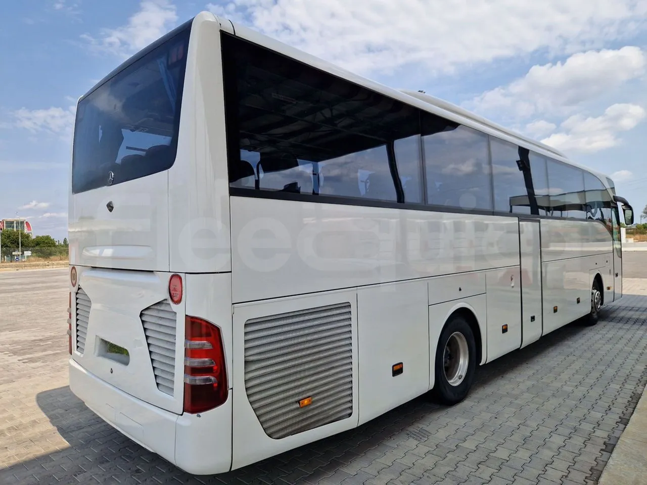 Mercedes-Benz Tourismo RHD / Euro 6 - 290 Kw - 12,140 Mt - 3/4 right rear doors closed