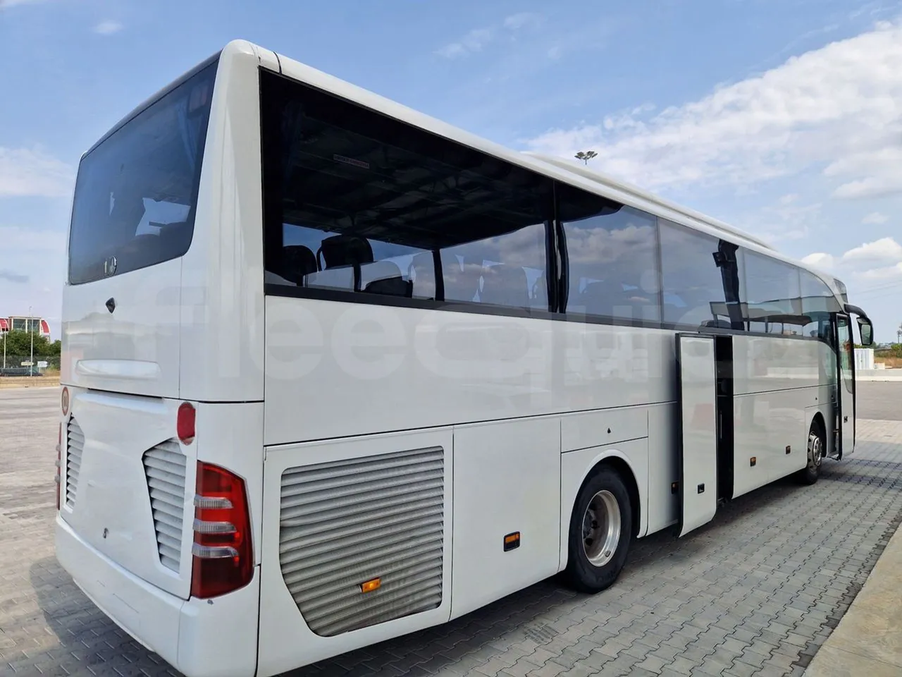 Mercedes-Benz Tourismo RHD / Euro 6 - 290 Kw - 12,140 Mt - 3/4 right rear doors open