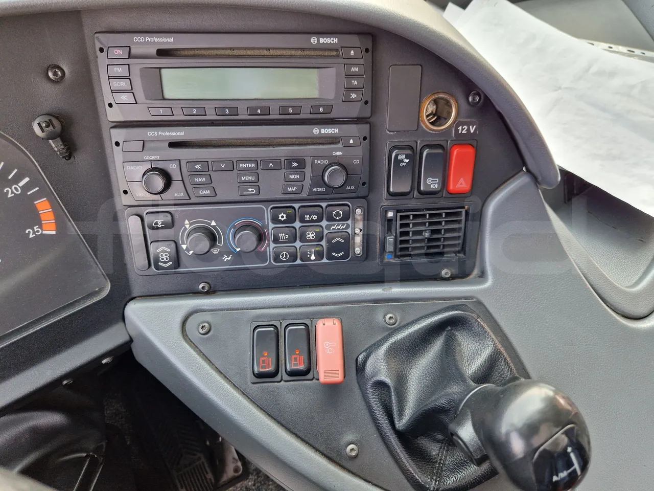 Mercedes-Benz Tourismo RHD / Euro 6 - 290 Kw - 12,140 Mt - radio accessories photo