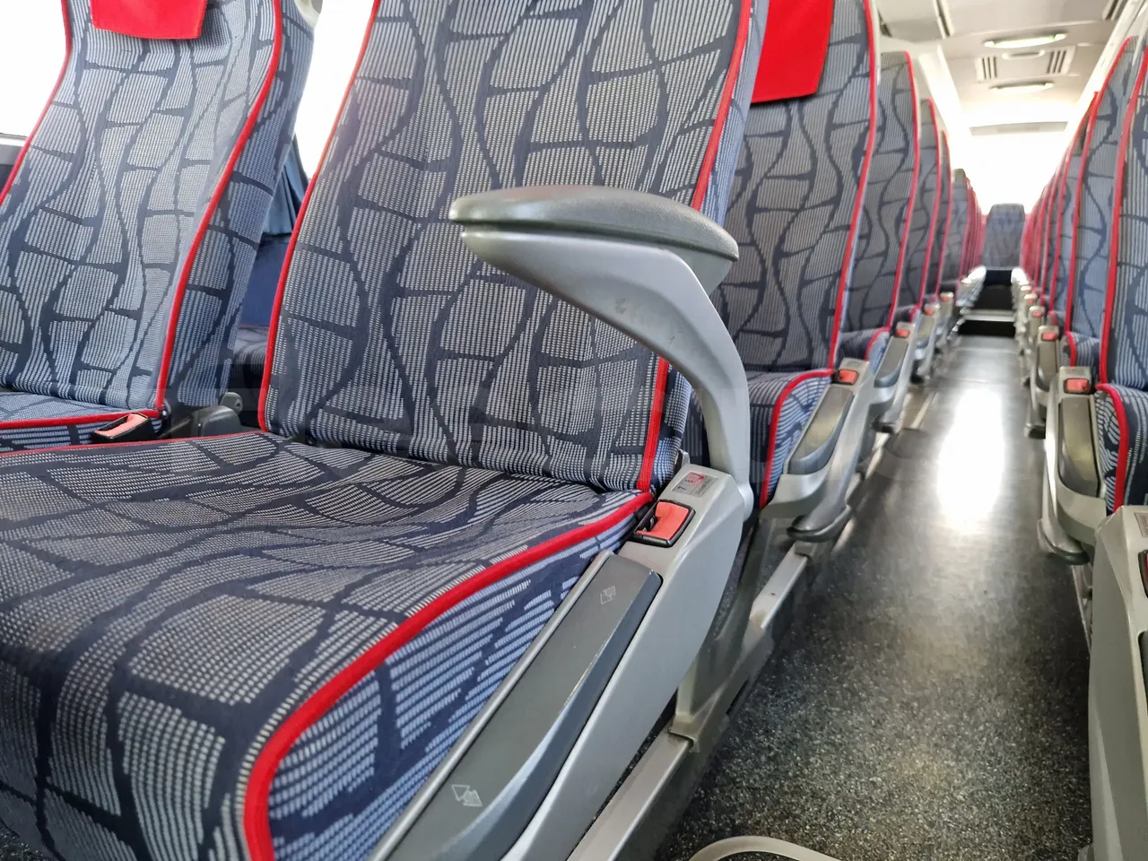 Mercedes-Benz Tourismo RHD / Euro 6 - 290 Kw - 12,140 Mt - armrest detail photo