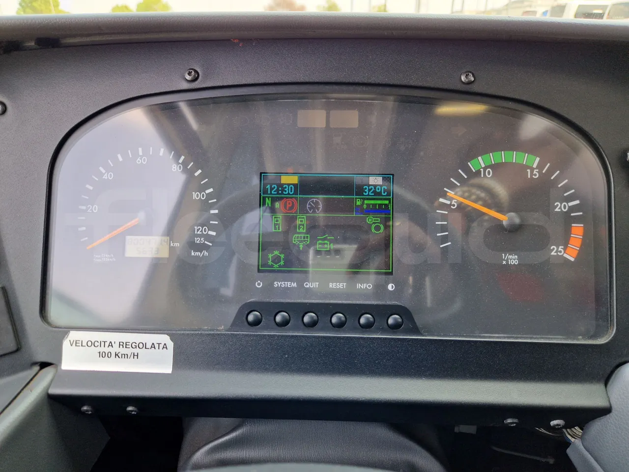 Mercedes-Benz Tourismo RHD / Euro 6 - 290 Kw - 12,140 Mt - dashboard lights on