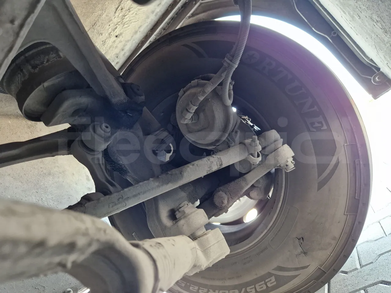 Mercedes-Benz Tourismo RHD / Euro 6 - 290 Kw - 12,140 Mt - front shock absorbers left