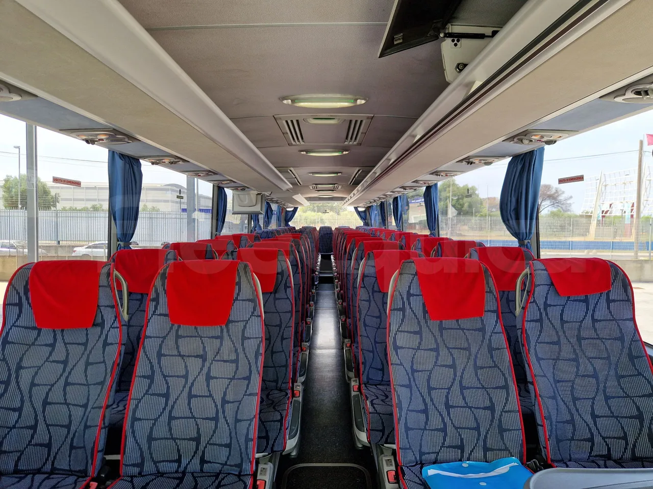 Mercedes-Benz Tourismo RHD / Euro 6 - 290 Kw - 12,140 Mt - reverse view middle aisle