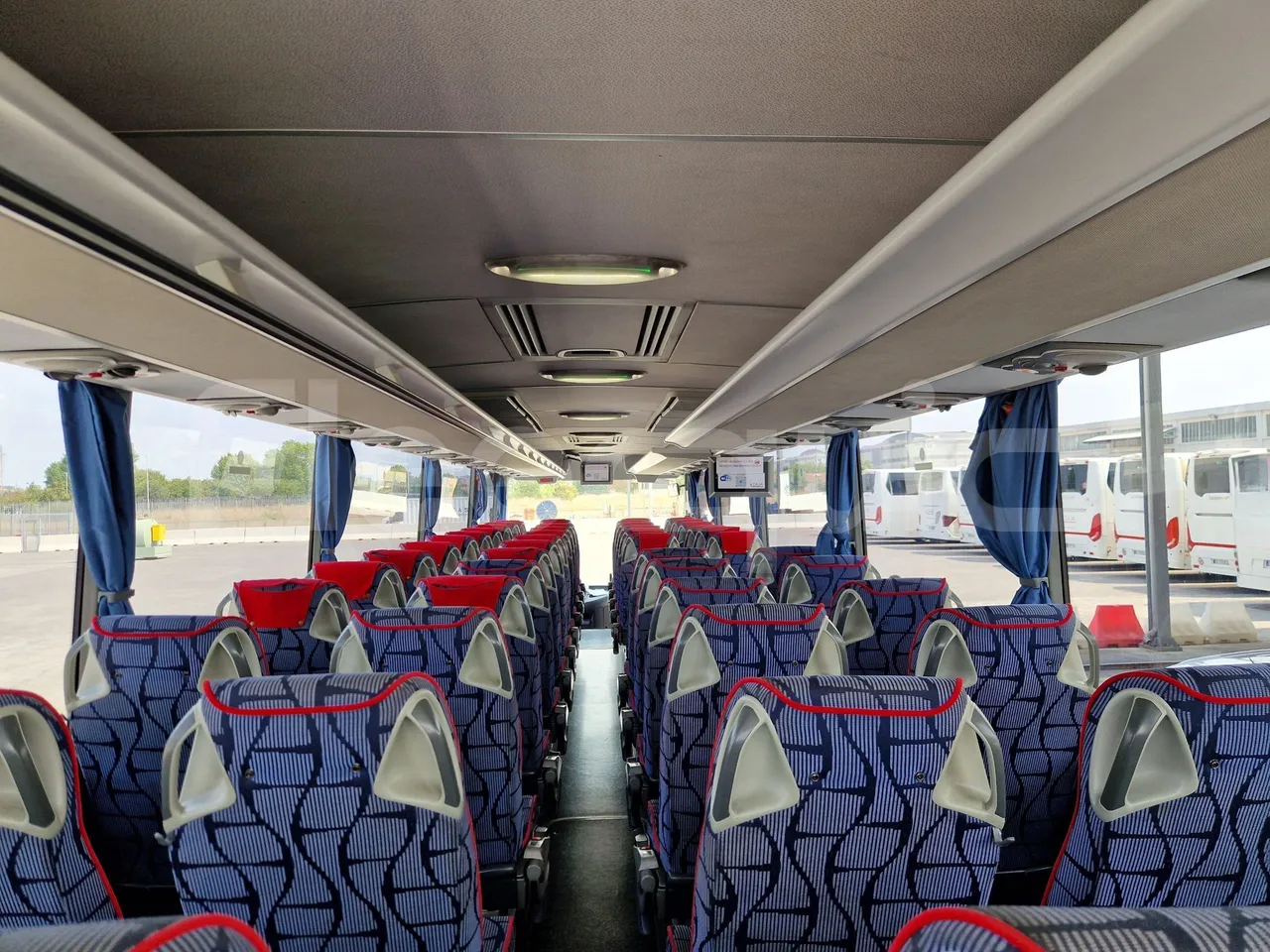 Mercedes-Benz Tourismo RHD / Euro 6 - 290 Kw - 12,140 Mt - forward view all seats last row height