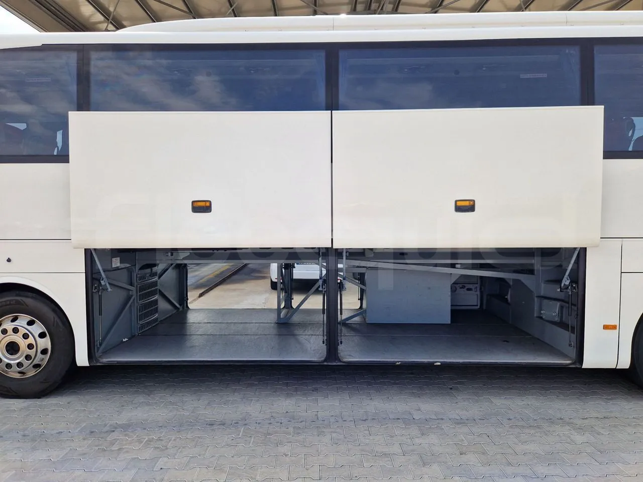 Mercedes-Benz Tourismo RHD / Euro 6 - 290 Kw - 12,140 Mt - luggage rack photo