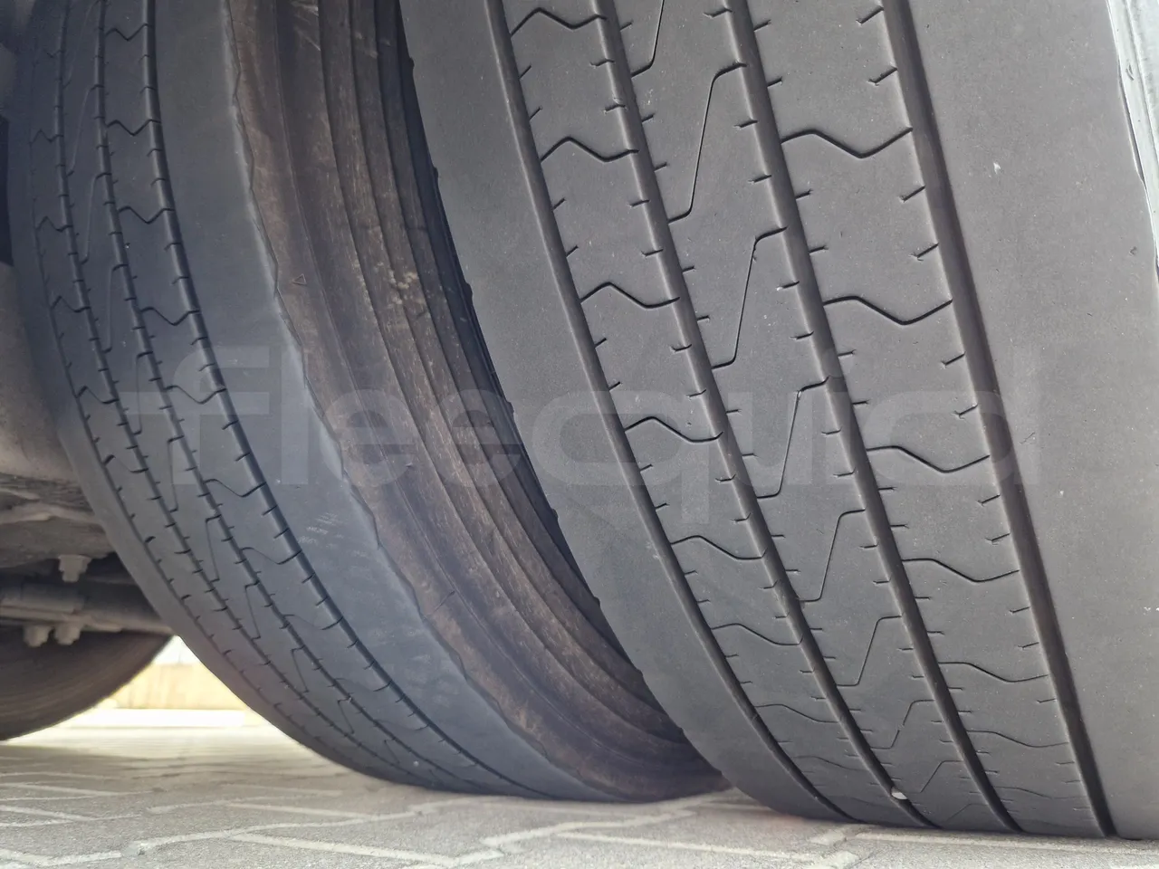 Mercedes-Benz Tourismo RHD / Euro 6 - 290 Kw - 12,140 Mt - tread condition front tires left
