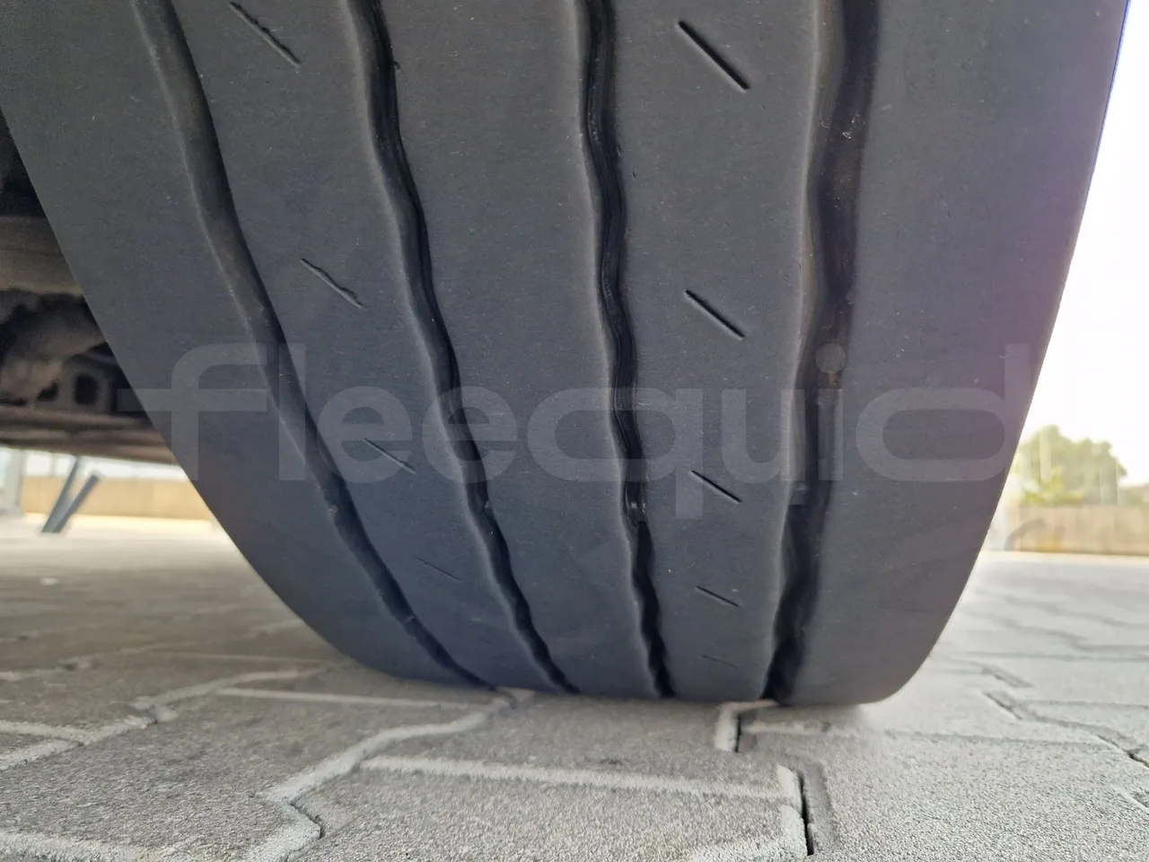 Mercedes-Benz Tourismo RHD / Euro 6 - 290 Kw - 12,140 Mt - tread condition front tires right