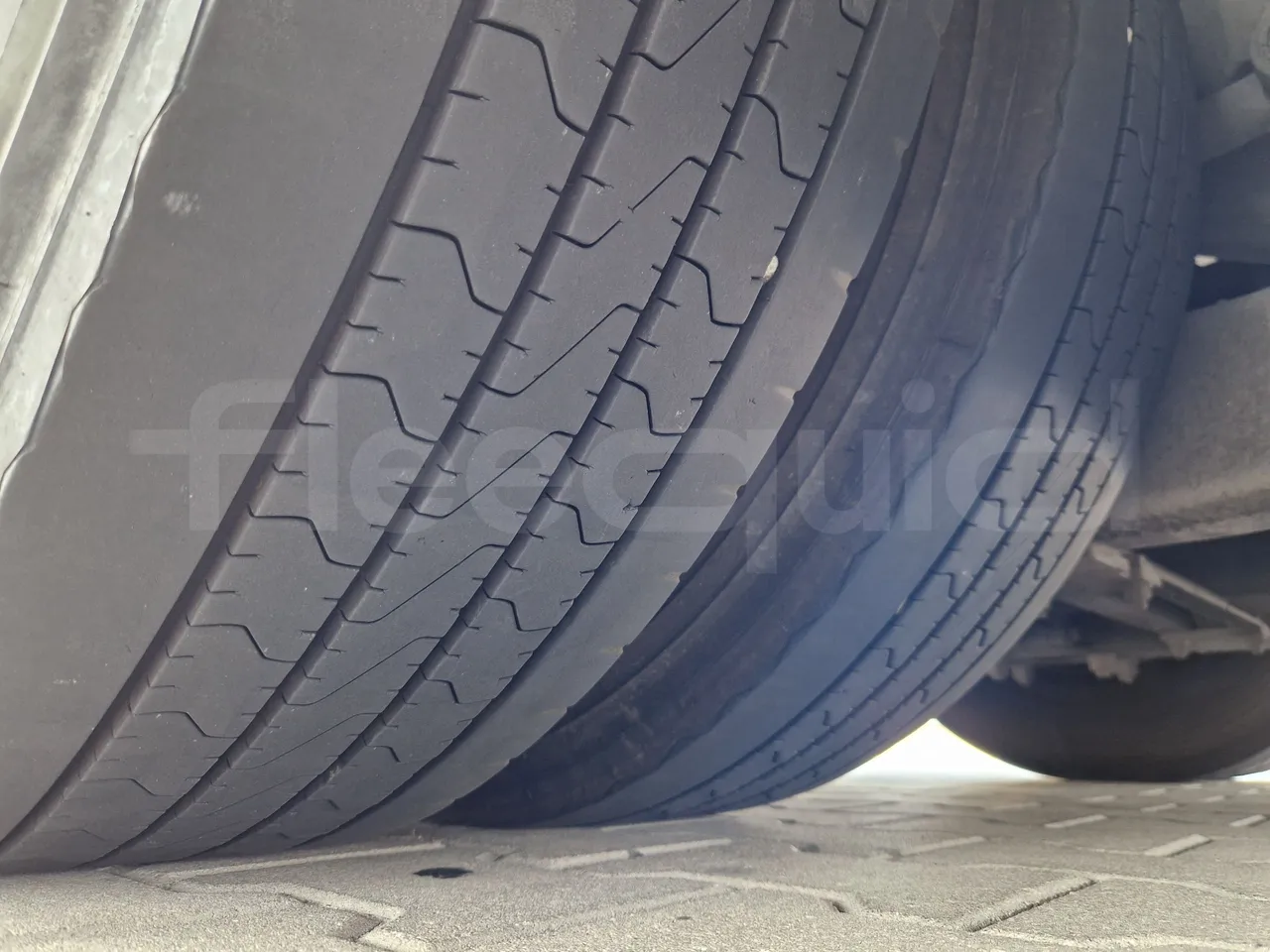 Mercedes-Benz Tourismo RHD / Euro 6 - 290 Kw - 12,140 Mt - tread condition second axle tires left