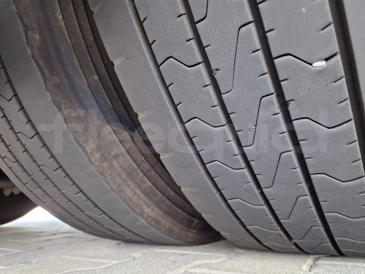 Mercedes-Benz Tourismo RHD / Euro 6 - 290 Kw - 12,140 Mt - tread condition third axle tires left