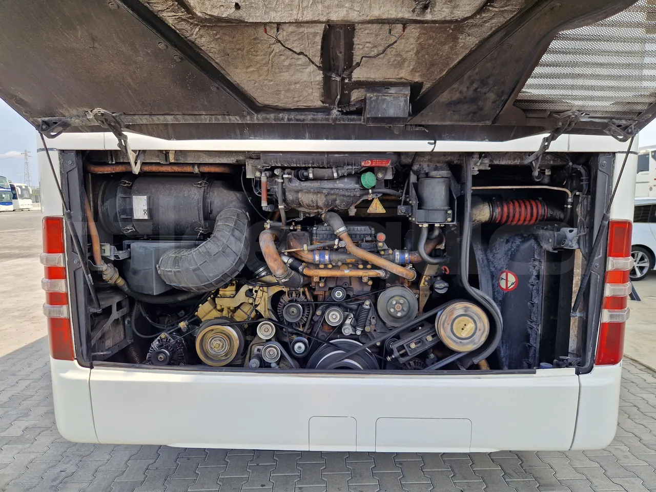 Mercedes-Benz Tourismo RHD / Euro 6 - 290 Kw - 12,140 Mt - rear hatch open (mandatory for bus to scrap)