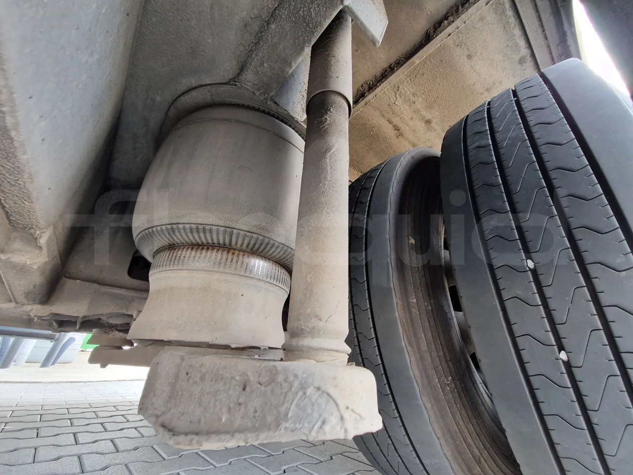 Mercedes-Benz Tourismo RHD / Euro 6 - 290 Kw - 12,140 Mt - axle 2 shock absorbers 1 right