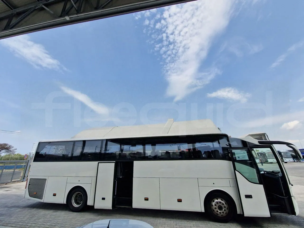 Mercedes-Benz Tourismo RHD / Euro 6 - 290 Kw - 12,140 Mt - right side doors closed