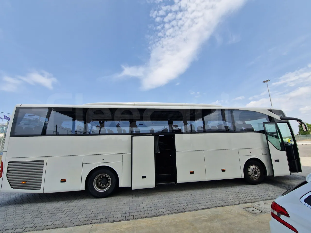 Mercedes-Benz Tourismo RHD / Euro 6 - 290 Kw - 12,140 Mt - right side doors open