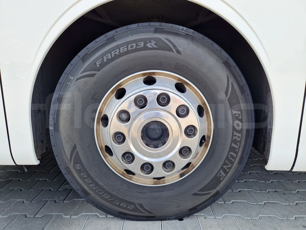 Mercedes-Benz Tourismo RHD / Euro 6 - 290 Kw - 12,140 Mt - front left tire measurements