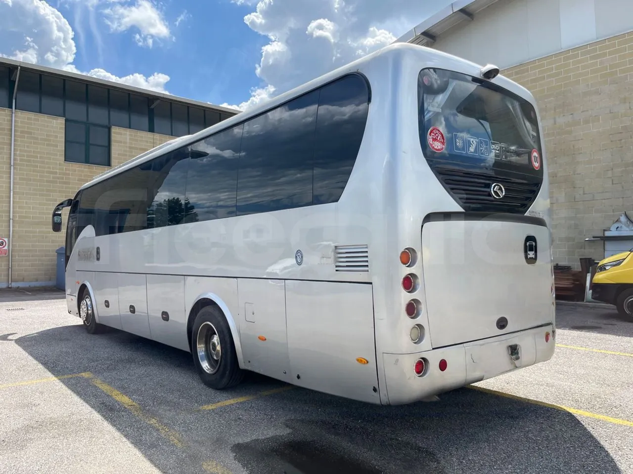 King Long XMQ6996 XMQ6996 / Euro 5 - 215 Kw - 9.895 Mt - 3/4 left rear side